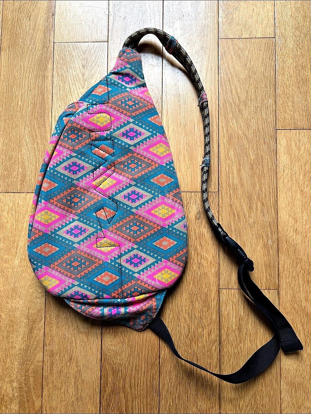 KAVU Rope Bag Geometric Print Sling Backpack - Picture 2 of 4
